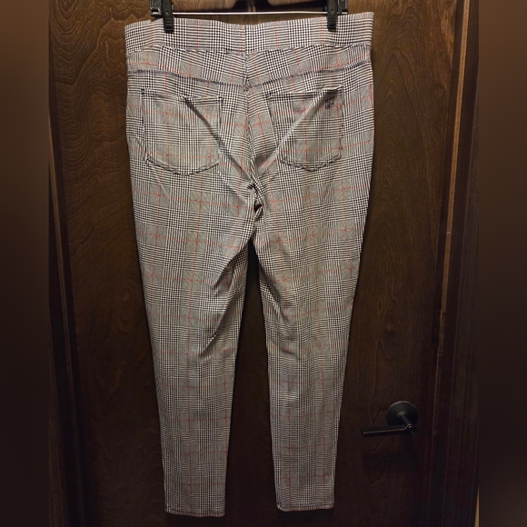 Seven7 Black & Red Patterned Pull On Leggings - Picture 5 of 10